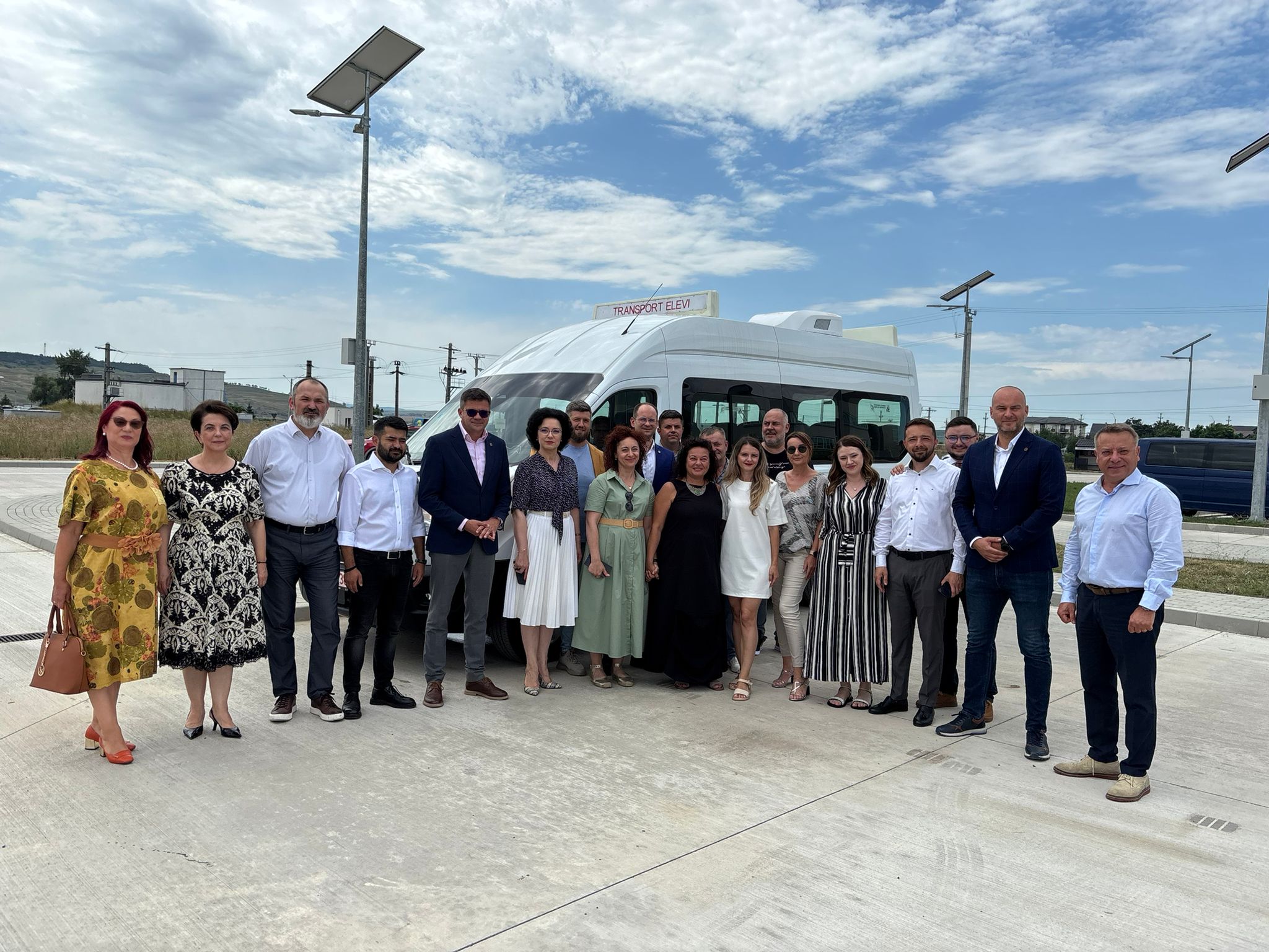 Consiliul Județean Iași a recepționat și a livrat 26 microbuze școlare electrice primăriilor din județ 3 - PNL 520754473 1384224146392595 1870146659805032505 n - PNL